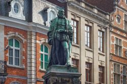 Monumento a Justus Lipsius in Lipsiusstraat a Leuven, Belgio. Eè stato filosofo, umanista e fondatore del Neosticismo, corrente filosofica del Tardo Rinascimento - © Alexey Pevnev ...