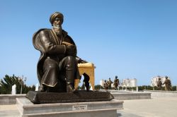 Monumento a Magtymguly, poeta turkmeno e leader spirituale del paese, in un parco di Ashgabat  (Turkmenistan) - © velirina / Shutterstock.com