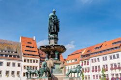 Monumento a Otto den Reichen nel centro di Freiberg, Germania. In Obermarkt, storica piazza cittadina che misura 110 metri per 72, si trova al suo centro il monumento bronzeo a Otto den Reichen ...