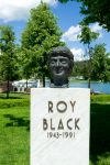 Monumento a Roy Black a Velden am Woethersee in Austria. E' stato un popolare cantante del genere schlager - © hans engbers / Shutterstock.com 