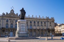Monumento a Stanislao I° di Polonia in piazza Stanislao a Nancy, Francia. Sullo sfondo, l'Hotel de Ville - © kateafter / Shutterstock.com