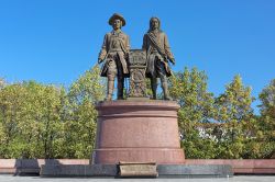 Monumento a Tatishchev e de Gennin a Ekaterinburg, Russia. La scultura è stata realizzata da Peter Chusovitin e inaugurata il 14 Agosto 1998 per commemorare il 1275esimo anniversario ...