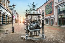 Monumento ad un gatto nella via pedonale Bauman a Kazan in Russia