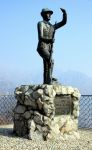 Monumento agli alpini a Civenna, frazione di Bellagio, provincia di Como, Lombardia. Questa scultura è l'omaggio alle truppe da montagna dell'Esercito italiano - © ValeStock ...