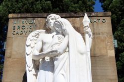 Monumento ai caduti di Piazza delle Carceri a Prato, Toscana. Particolare delle statue in pietra bianca - © Chantall / Shutterstock.com