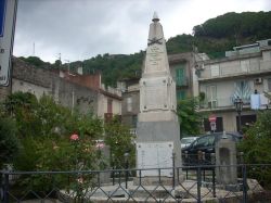 Il Monumento ai caduti nel centro di Saponara - © Ciao411 - Pubblico dominio, Wikipedia