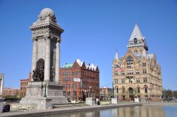 Il monumento ai soldati e ai marinai e il Syracuse Saving Bank Building in Clinton Square a Syracuse, New York State, USA.

