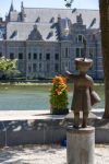 Monumento al bambino con il castello Binnenhof ia L'Aia (Olanda) - © Valentin Ivantsov / Shutterstock.com