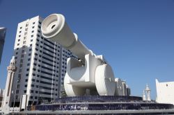 Monumento al cannone a Dubai, Emirati Arabi Uniti.

