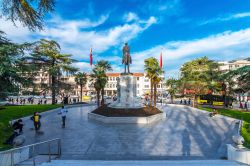Monumento al fondatore del paese Ataturk nella città di Bursa. Questa località è una famosa destinazione turistica dell'Anatolia - © Nejdet Duzen / Shutterstock.com ...