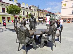 Il monumento al magnate polacco del tessile Izrael Kalmanowicz Poznanski (1833-1900) a Lodz, Polonia. Parte della scultura è stata realizzata dalla Lodz Manufacture Creators di Marcel ...