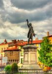 Monumento al marchese de Lafayette a Le Puy-en-Velay, Francia, fotografato in una giornata con il cielo grigio.
