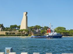 Monumento al Marinaio d'Italia a Brindisi, Puglia. Questa struttura a forma di timone svetta sul porto di Brindisi e si innalza per 53 metri. Venne realizzato per commemorare i 6 mila marinai ...