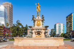 Il monumento al Nettuno nei pressi dell'Ilya Chavchavadze State Drama Theatre di Batumi, Georgia. Siamo nel cuore pulsante della cittadina capitale dell'Agiaria - © saiko3p / Shutterstock.com ...