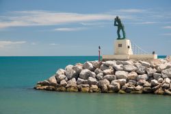 Monumento al pescatore nel porto di Palavas les Flots in Francia - © Jiri Sebesta / Shutterstock.com