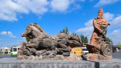 Il monumento al re Argishtis I di Urartu nei pressi del Museo Erebuni a Yerevan, Armenia - © Hamideh Farmani / Shutterstock.com