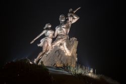 Monumento al Rinascimento Africano sulla collina vulcanica di Mamelles, Dakar, Senegal. Questo complesso scultureo in bronzo e rame, qui fotografato di notte, si innalza per 52 metri su una ...