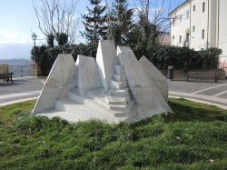 Monumento alla  montagna della Majella ad Orsogna in Abruzzo - © Pietro, CC BY-SA 4.0, Wikipedia