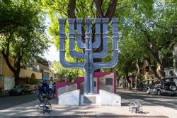 Il monumento alla Menorah nel centro cittadino di Mendoza, Argentina - © Oliver Foerstner / Shutterstock.com