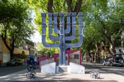 Il monumento alla Menorah nel centro cittadino di Mendoza, Argentina - © Oliver Foerstner / Shutterstock.com