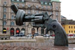 Monumento alla Non-Violenza a Malmo, Svezia. ...