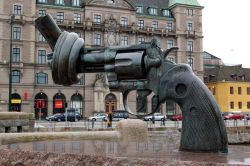 Monumento alla Non-Violenza a Malmo, Svezia. Situata a due passi dalla stazione centrale della città, questa scultura fu realizzata nel 1985 - © The Old Major / Shutterstock.com