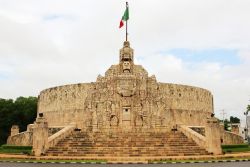 Il Monumento alla Patria in Paseo de Montejo a Merida, Yucatan, Messico. Sorge sulla rotonda in una strada molto trafficata della città.

