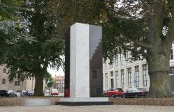 Monumento alla schiavitù (Zeeuws Slavernijmonument) di Middelburg, Olanda. E' stato eretto per commemorare l'abolizione della schiavitù nel paese - © Dafinchi / Shutterstock.com ...