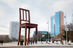 Monumento alla sedia rotta nei pressi del Palazzo delle Nazioni Unite a Ginevra, Svizzera. A realizzarlo è stato l'artista Daniel Berset per sensibilizzare l'opinione pubblica ...