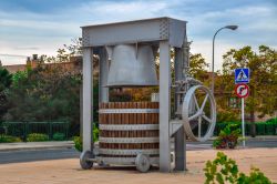 Monumento all'antica pigiatura del vino a Olite, Navarra, Spagna: una botte in legno - © Elzloy / Shutterstock.com