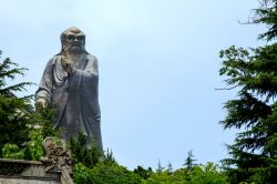 Il monumento all'antico filosofo cinese Loa Zu a Qingdao, Cina. Nel I° secolo d.C. divenne la principale divinità del pantheon taoista.




