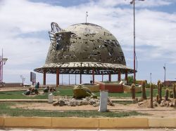 Monumento all'elmetto del minatore nella città di Oruro, Bolivia © - © mikluha_maklai / Shutterstock.com