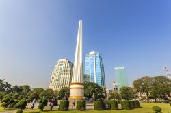 Monumento all'Indipendenza nel parco di Mahabandoola nella città di Yangon, Myanmar - © Aoshi VN / Shutterstock.com