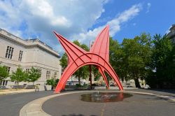 Monumento allo stegosauro nel centro di Hartford, Connecticut (USA). Realizzata nel 1971, quest'opera di Alexander Calder si trova al Burr Mall - © Wangkun Jia / Shutterstock.com