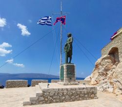 Il monumento ad Andreas Miaoulis, eroe dell'indipendenza greca, sulla terrazza panoramica all'ingresso del porto di Hydra.
