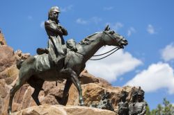 Il monumento all'Armata delle Ande in cima al Cerro de la Gloria nel parco del Generale San Martino di Mendoza, Argentina - © Michel Piccaya / Shutterstock.com