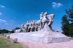 Il Monumento as Bandeiras do Ibirapuera di Amadora, Portogallo - © Tatiane de souza macedo - CC BY-SA 4.0, Wikipedia