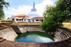 Monumento buddhista a Anuradhapura, Sri Lanka. Lo stupa, originario del subcontinente indiano, ha come funzione principale quella di conservare reliquie.
