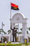 Monumento con bandiera nella città di Luanda, Angola. Precedentemente chiamata Sao Paulo da Assuncao de Loanda, questa località è il principale porto marittimo nonchè ...