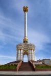 Monumento con l'emblema del Tagikistan nel centro di Dushanbe.
