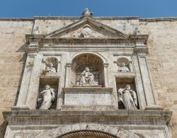 Il monumento dedicato a Papa Giulio II° a Ascoli Piceno, Marche, Italia. Si trova su un lato della chiesa di San Francesco e venne inaugurato nel 1510.



