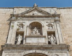 Il monumento dedicato a Papa Giulio II° a Ascoli Piceno, Marche, Italia. Si trova su un lato della chiesa di San Francesco e venne inaugurato nel 1510.



