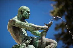 Monumento del "Pescatore e serpente" nella città alta di Zagabria, Croazia. Una delle fontane che si trovano nel cuore della capitale croata - © Ivica Drusany / Shutterstock.com ...