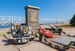 Un monumento di guerra, che celebra una battaglia sul Mar Baltico, nella baia di Peterhof, Russia - © FotograFFF / Shutterstock.com 