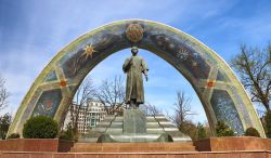 Monumento di Rudaki nel centro di Dushanbe, Tagikistan. Poeta persiano, nacque in un villaggio del Tagikistan - © Truba7113 / Shutterstock.com