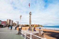 Il monumento Escalerona sulla passeggiata lungo la spiaggia di San Lorenzo Beach al centro di Gijon, Asturie, Spagna.
