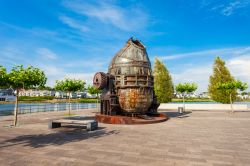 Monumento in acciaio al Phoenix See Lake nel distretto di Horde a Dortmund, Germania.

