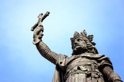 Monumento in bronzo al re Don Pelayo a Gijon, Asturie, Spagna. Rappresenta il re guerriero che alza con la mano la croce dopo la battaglia.



