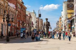 Il monumento in bronzo "Uncle Stepa-militiaman" nell'area pedonale della città di Samara, Russia. Inaugurata nel novembre 2015, questa scultura è opera dall'artista ...