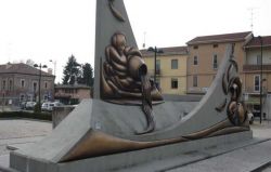 Monumento in centro a Sant'Agostino di Ferrara, Emilia-Romagna - © www.cittadeltartufo.com